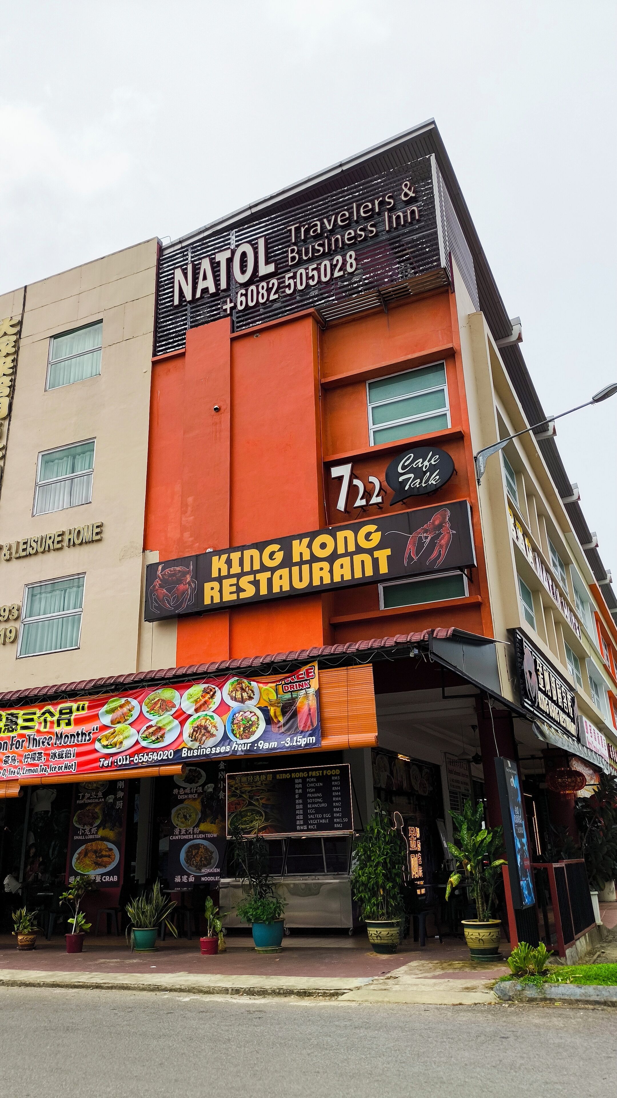 En byggnad med en skylt som visar texten ”King Kong Restaurant” och ”Natal Travel & Business Inn” på fasaden.