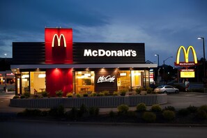Un restaurante McDonald's con servicio de comida para llevar y McCafé.