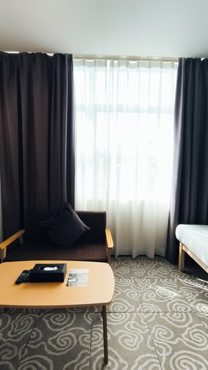 Superior tvåbäddsrum | Vardagsrum | 3-tums platt-tv med satellitkanaler och tv