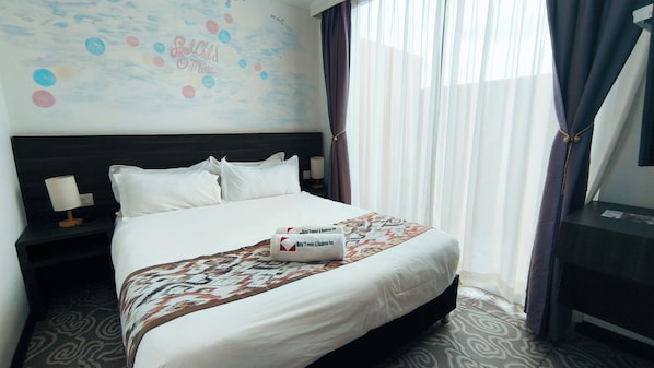 Dubbelrum | Select Comfort-madrasser, värdeförvaringsskåp på rummet och skrivbord