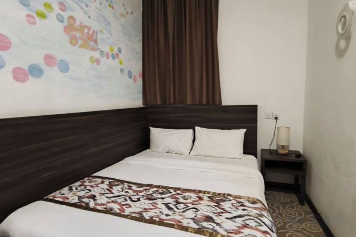 Tempat tidur Select Comfort, brankas, dan meja kerja