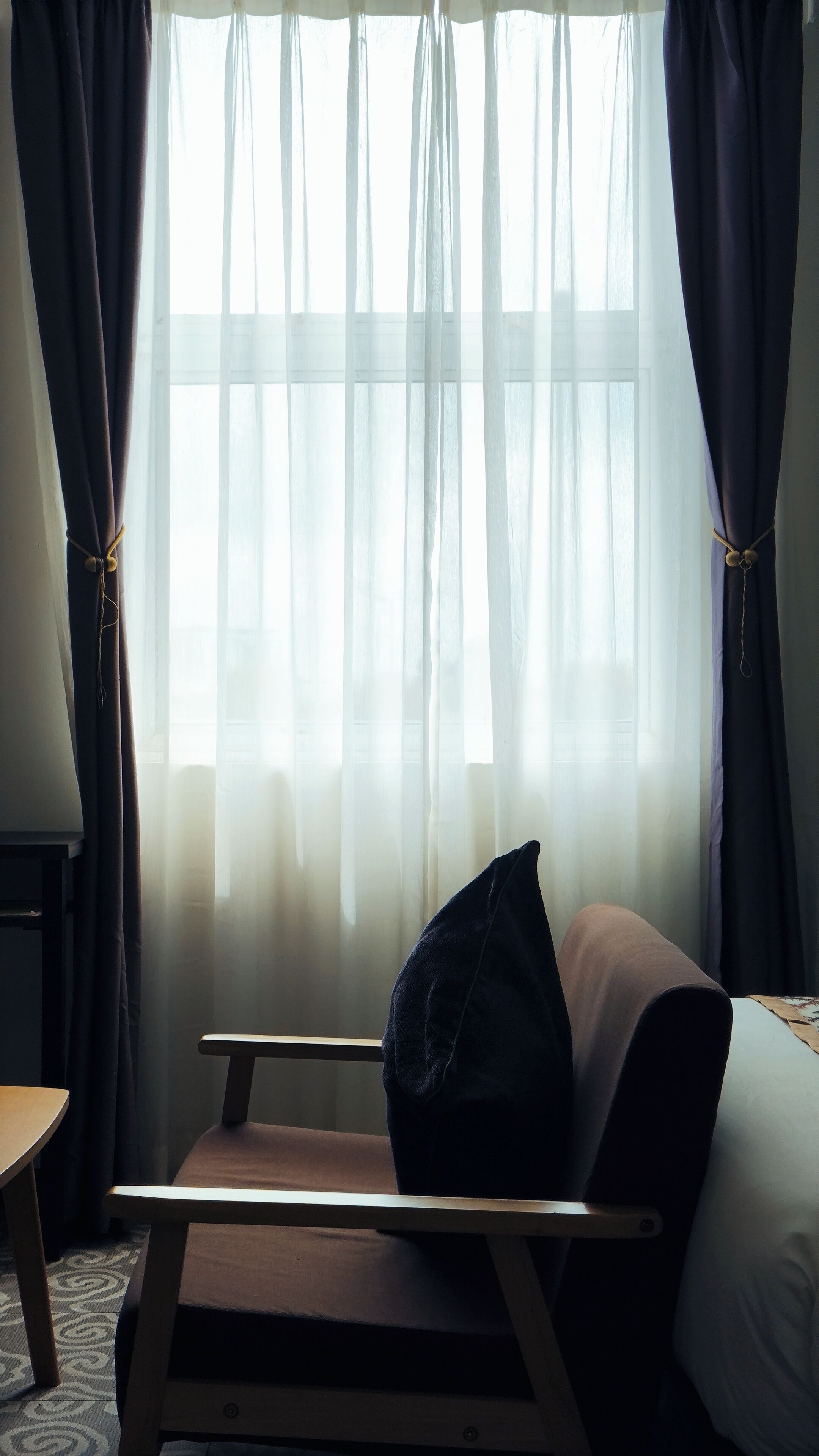 Kamar Double | Tempat tidur Select Comfort, brankas, dan meja kerja