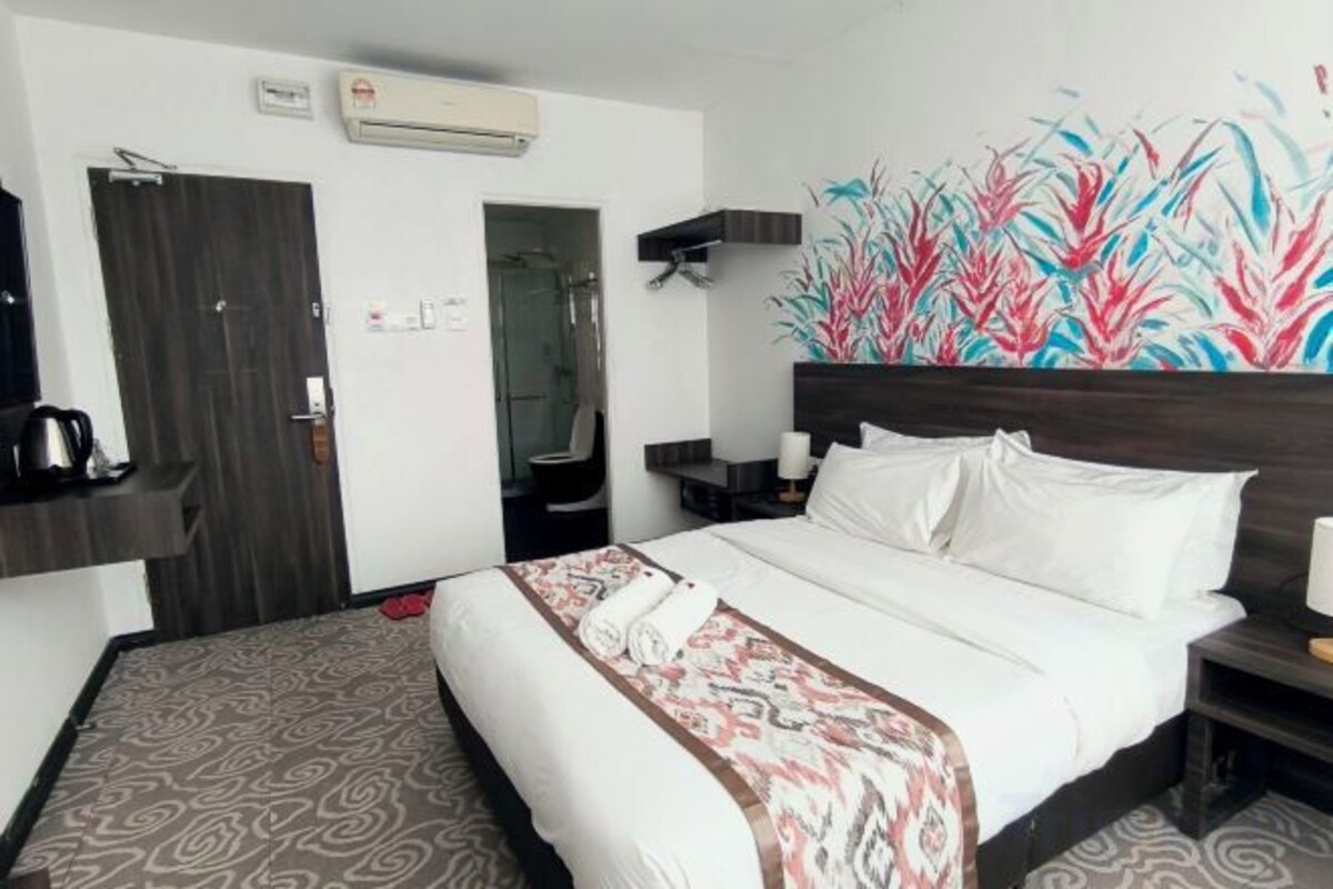 Queen Room With Private BathRoom