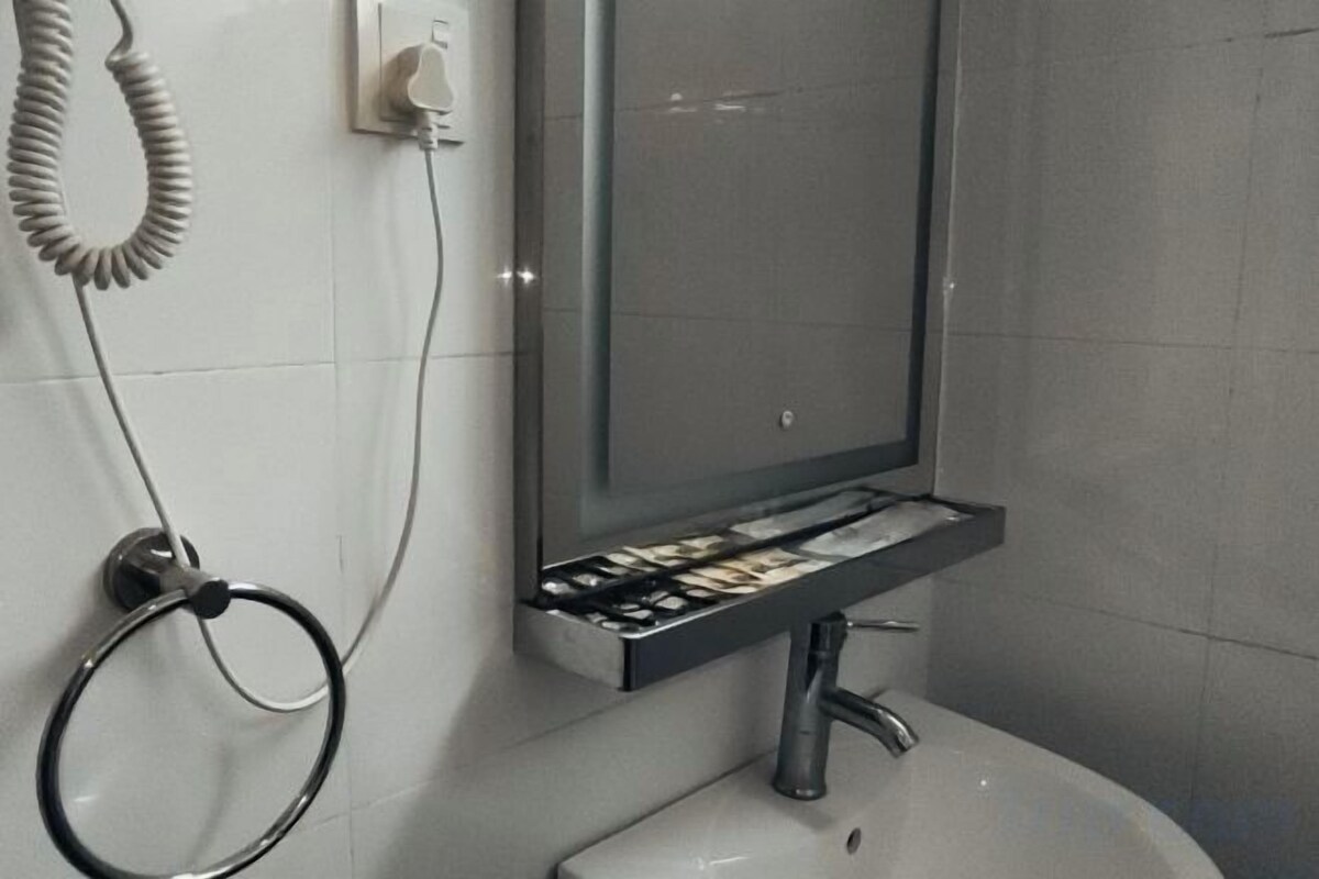 Kamar mandi | Shower, pancuran hujan, perlengkapan mandi gratis, dan pengering rambut