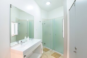 Shared Dormitory, Mixed Dorm | Bathroom | Shower, free toiletries, hair dryer - Inn Possible Lisbon Hostel (Lisbon)