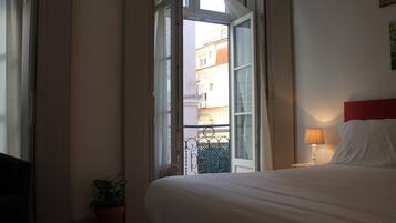 Tabla de planchar con plancha, wifi gratis, ropa de cama