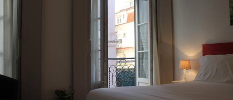 Tabla de planchar con plancha, wifi gratis y ropa de cama