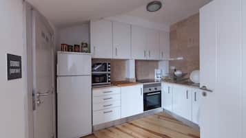 Refrigerador con freezer, microondas, horno, placa de cocina