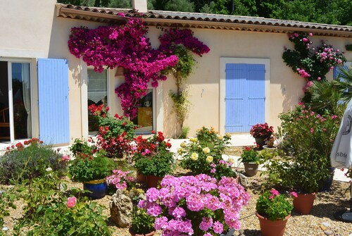 Single storey studio, private swimming pool, secure parking