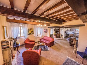 Smart-TV, Kamin, Tischfußball, Tischtennisplatte