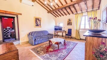 Smart TV, caminetto, tavolo da calcetto, tavolo da ping pong