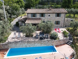 A stone house with a tiled roof, a swimming pool, and outdoor seating. - House with private pool & air conditioning at 500 meter from village. Great view (Terni)