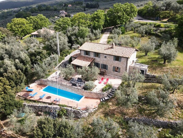A stone house with a swimming pool and outdoor seating. - House with private pool & air conditioning at 500 meter from village. Great view (Terni)