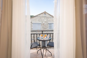 Suíte conforto, vista para a cidade | Vista da propriedade