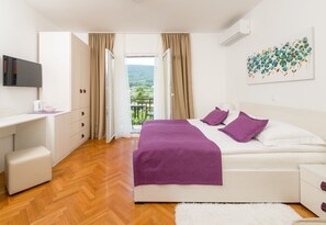 Chambre Standard double, vue sur le jardin | Literie de qualité, coffre-fort, décor unique, ameublement unique