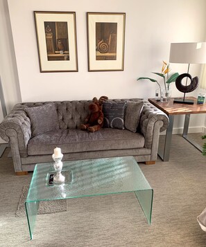 Fernseher, DVD-Player, Bücher