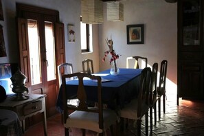 Ferienhaus, 4 Schlafzimmer, Nichtraucher | Essbereich im Zimmer