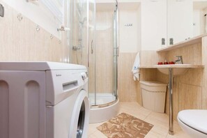 Shower, hair dryer, towels