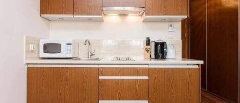 Kjøleskap, mikrobølgeovn, kokeplater og kaffetrakter/tekoker