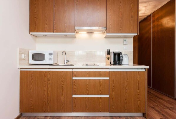 Fridge, microwave, stovetop, coffee/tea maker - Villa Mistral Świnoujście | Bright studio for 2 people | Studio close to the Promenade | 300 m to the beach | Classic & Functional Interiors (Swinoujscie)