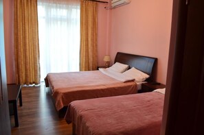 Tripla Deluxe | Tende oscuranti, ferro/asse da stiro, Wi-Fi gratuito, lenzuola