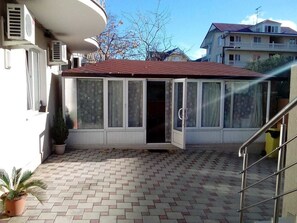 Frigorifero con congelatore, microonde, forno, piano cottura