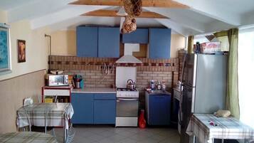 Refrigerador con congelador, microondas, horno y parrilla de estufa