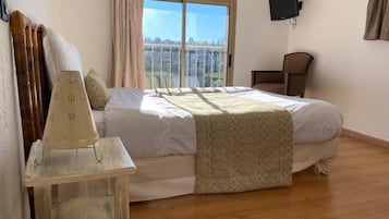 Desk, blackout drapes, free WiFi, bed sheets