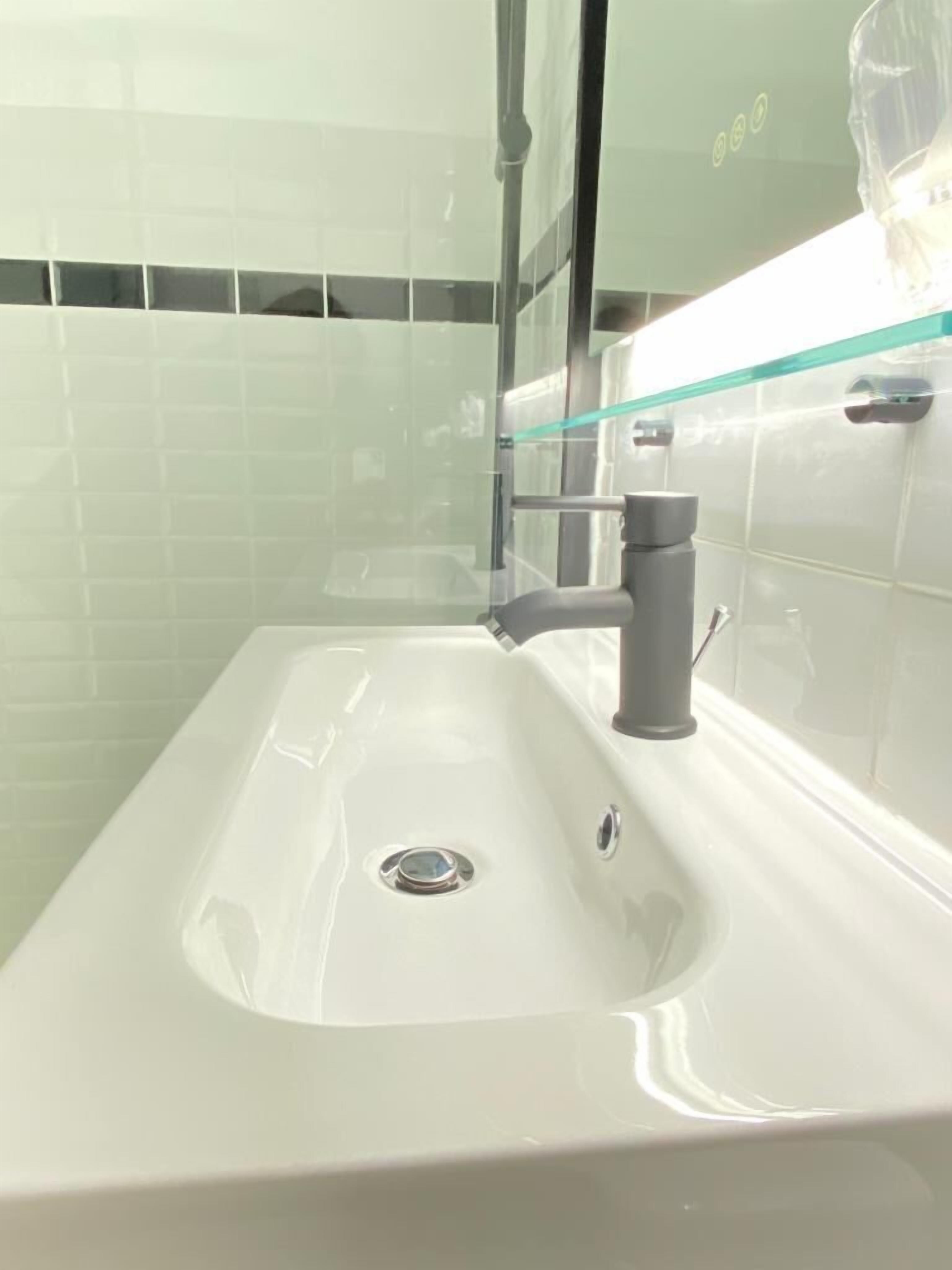 combined shower/bathtub, deep-soaking bathtub, hydromassage showerhead