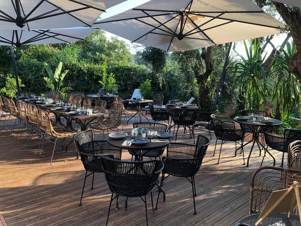 ランチ、ディナーに営業