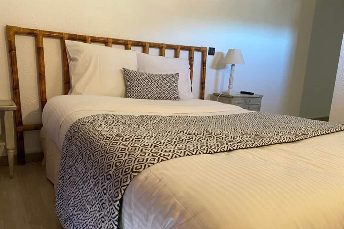 Desk, blackout drapes, free WiFi, bed sheets