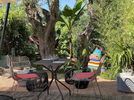 Lunch and dinner served