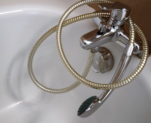 Standard Triple Room | Bathroom | Combined shower/tub, deep soaking tub, hydromassage showerhead - AVOCADO Hôtel Restaurant Bar (Saint-Jeannet)