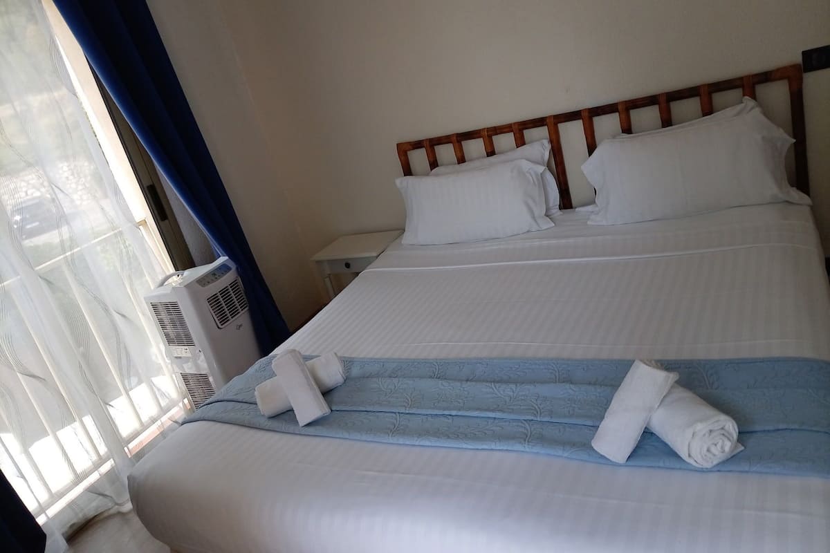 Quarto duplo conforto, 1 cama Queen | Escrivaninha, cortinas blackout, Wi-Fi de cortesia, roupa de cama