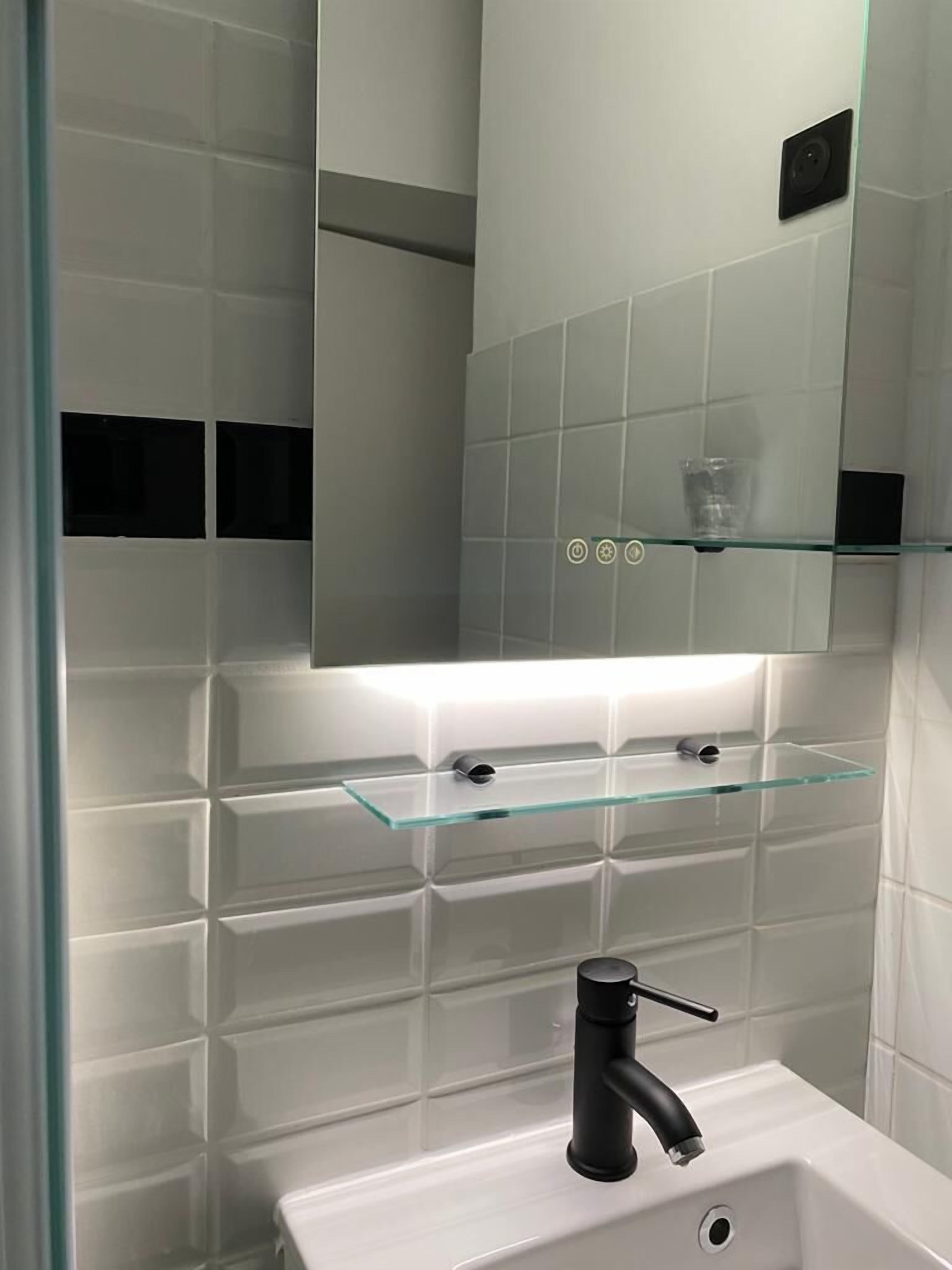 Combined shower/tub, deep soaking tub, hydromassage showerhead