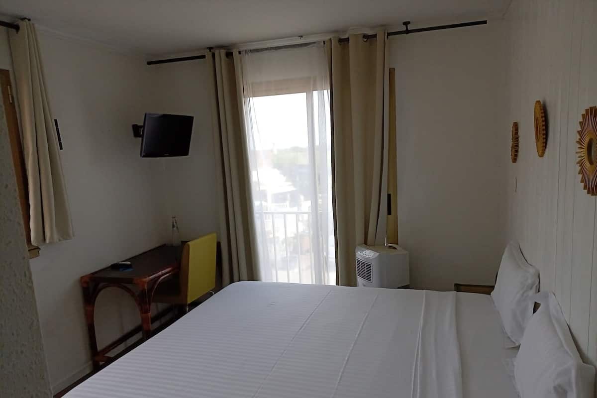 Quarto superior | Escrivaninha, cortinas blackout, Wi-Fi de cortesia, roupa de cama