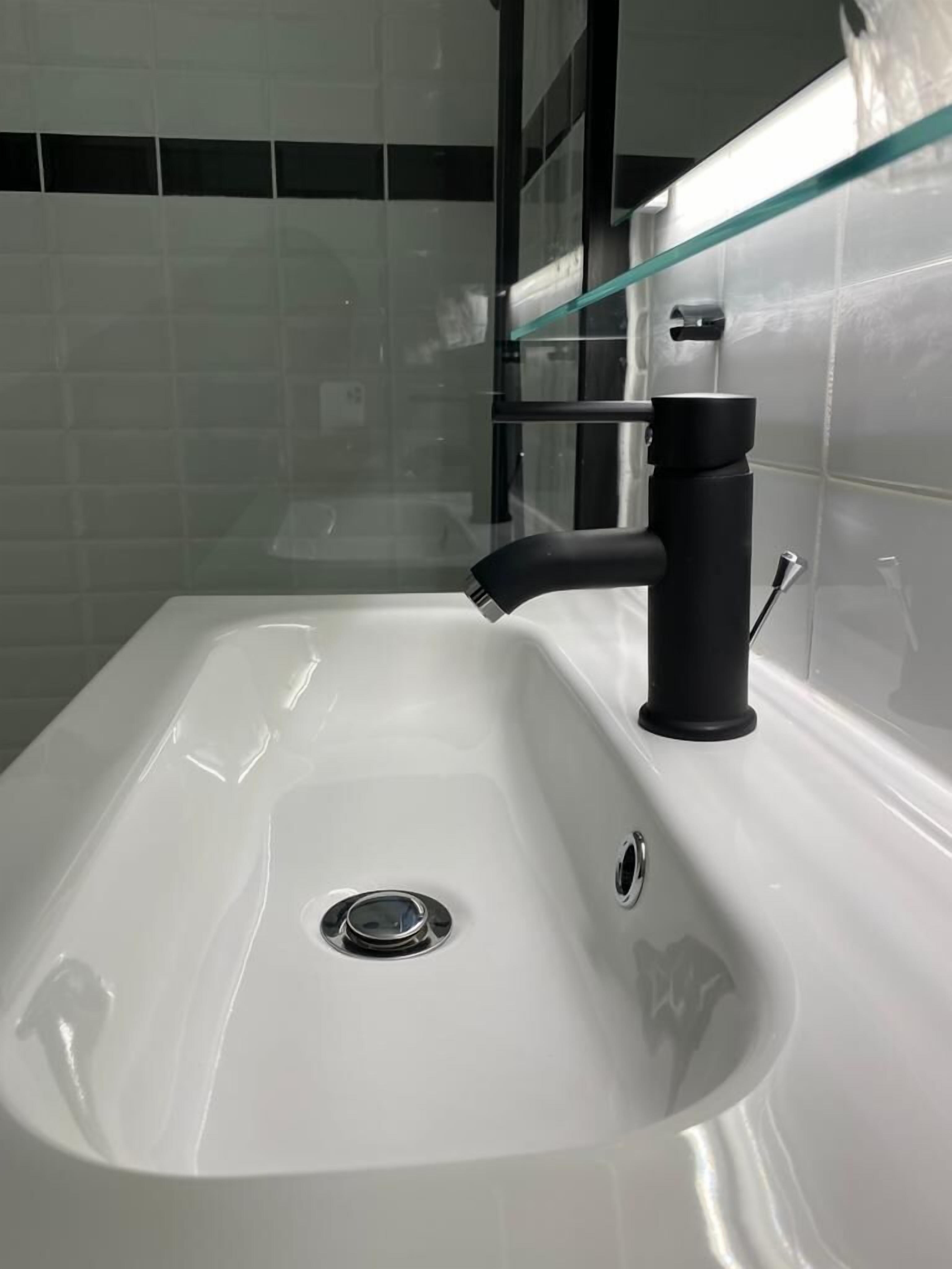 combined shower/bathtub, deep-soaking bathtub, hydromassage showerhead