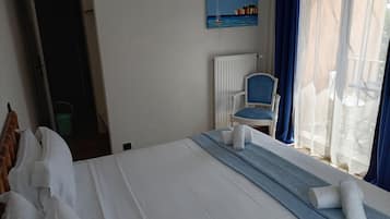 Camera Comfort con 2 letti singoli, 1 letto queen | Una scrivania, tende oscuranti, Wi-Fi gratuito, lenzuola