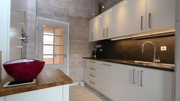 Een koelkast, een magnetron, een oven, een vaatwasser