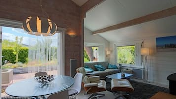 Een televisie, een open haard en een stereo