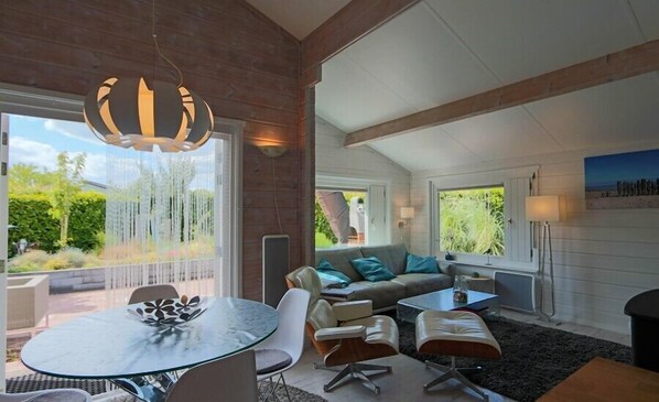 TV, fireplace, stereo