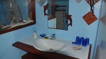 Sèche-cheveux, papier toilette