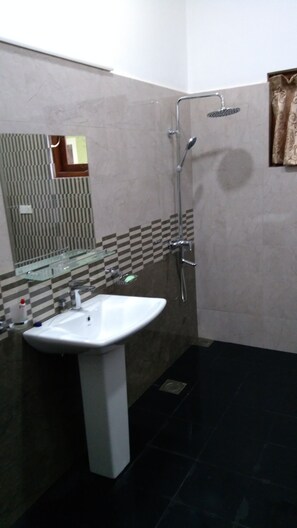 Habitación estándar con 2 camas individuales | Baño | Regadera, amenidades de baño gratuitas, pantuflas, toallas 