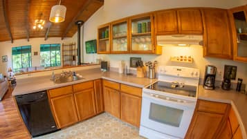 Geladeira, micro-ondas, fogão, cooktop