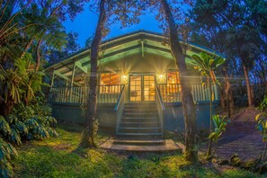 A building with a green roof, surrounded by trees and a pathway leading to the entrance. - 6 mins from Nat'l Park! Enjoy the sound of rain & birds in a peaceful retreat. (Volcano)