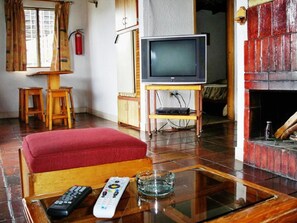 30-inch TV with satellite channels, fireplace - Cabañas Niebla Azul (Caripe)