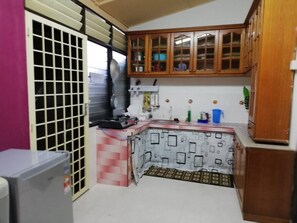 Een koelkast, een waterkoker, een broodrooster, een blender