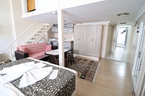 Minibar, tabla de planchar con plancha, wifi gratis y ropa de cama