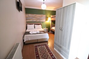 Minibar, tabla de planchar con plancha, wifi gratis y ropa de cama