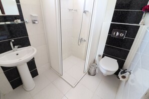 Habitación doble económica | Baño | Regadera, amenidades de baño gratuitas, secadora de cabello, pantuflas 